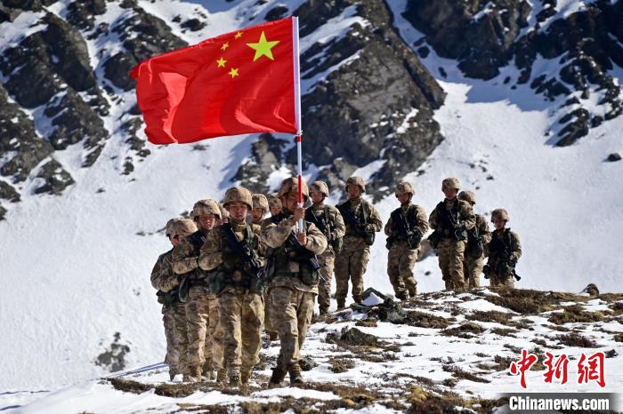 官兵們?cè)谘策呁局??！≡裢?攝