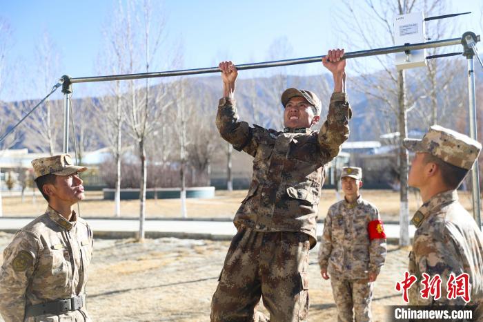 單杠引體向上現(xiàn)場，選手竭盡全力突破自我?！敲衫?攝