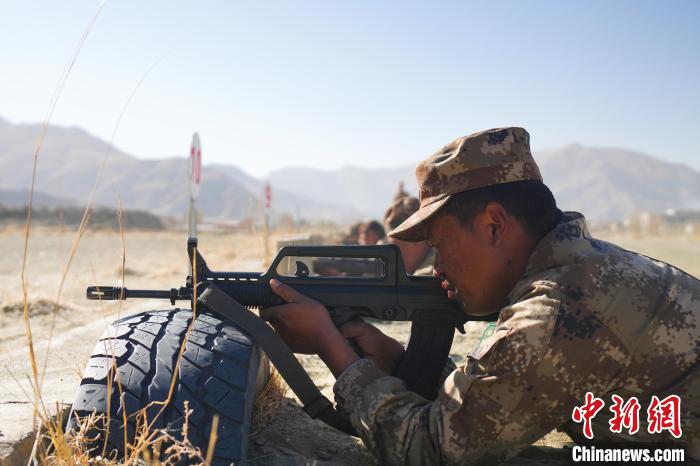 參賽民兵在進(jìn)行瞄準(zhǔn)?！敲衫?攝