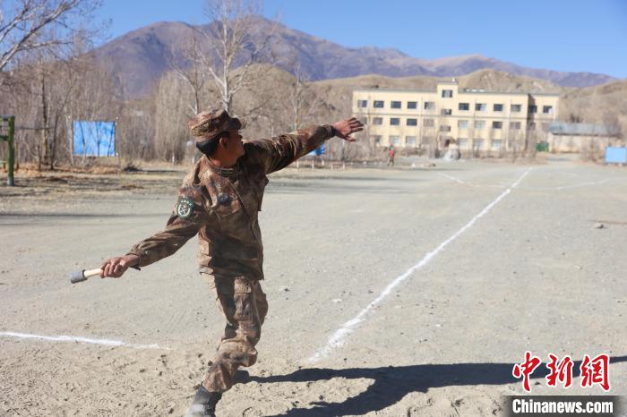 手榴彈投遠(yuǎn)比武競賽現(xiàn)場?！敲衫?攝