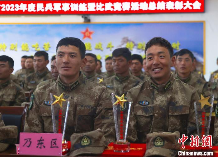 表彰大會(huì)上，獲獎(jiǎng)選手開心瞬間?！敲衫?攝