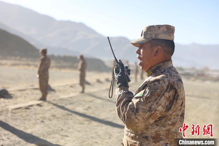 裁判員羅布次仁下達(dá)“臥姿裝子彈”口令?！敲衫?攝