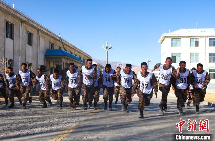 3000米開賽，選手們奮勇爭先。　吳蒙昆 攝