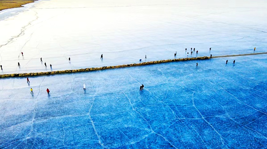 航拍冰上轉(zhuǎn)場(chǎng)。 張虎攝