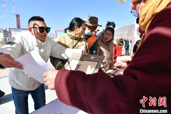 圖為展銷會(huì)現(xiàn)場(chǎng)?！∝暩聛?lái)松 攝