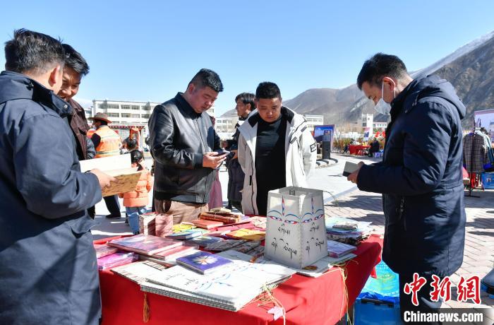 圖為展銷會(huì)現(xiàn)場(chǎng)。　貢嘎來(lái)松 攝