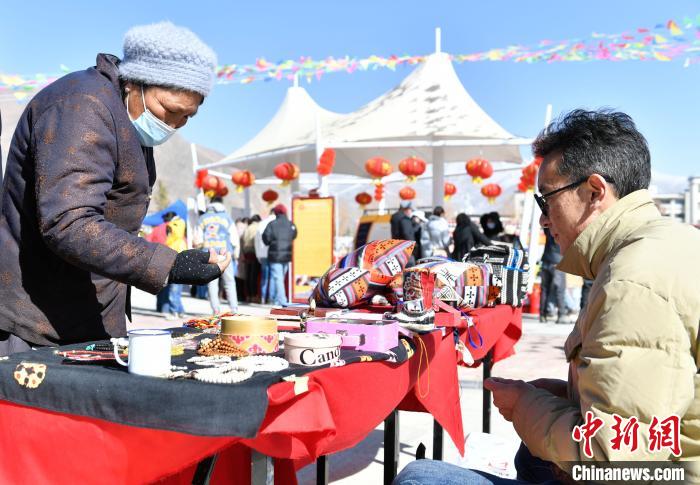 圖為展銷會(huì)現(xiàn)場(chǎng)?！∝暩聛?lái)松 攝