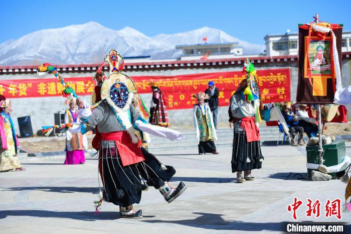 圖為藏戲非遺展演現(xiàn)場(chǎng)?！∝暩聛?lái)松 攝