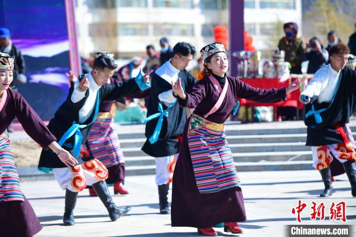 圖為藝術(shù)團(tuán)表演“扎西果諧”?！∝暩聛?lái)松 攝