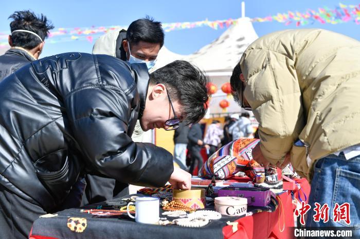 圖為展銷會(huì)現(xiàn)場(chǎng)?！∝暩聛?lái)松 攝