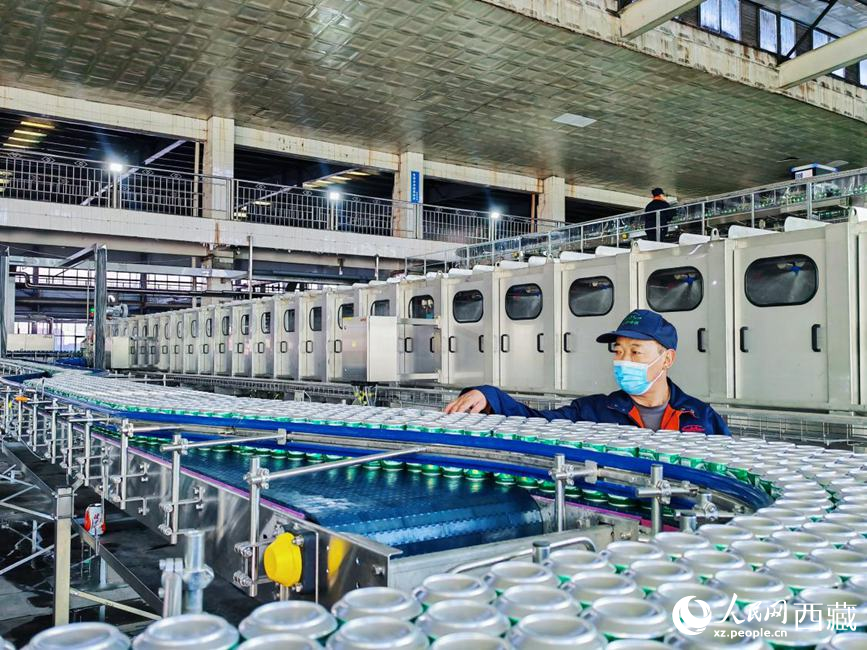 技術(shù)人員在生產(chǎn)線上檢查產(chǎn)品。人民網(wǎng) 李海霞攝