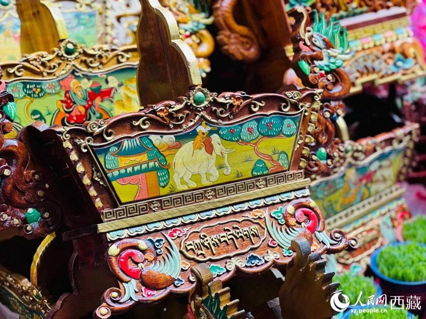 年貨市場上的切瑪盒（切瑪盒是藏歷新年吉祥物，是在精制斗型木盒中用隔板分開，分別盛入炒麥粒和糌粑，插上仔卓，象征著人壽年豐、吉祥如意）。人民網(wǎng) 次仁羅布攝