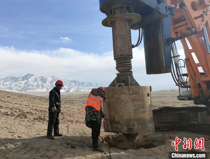 圖為施工人員檢查護筒高度?！⒁婧?攝