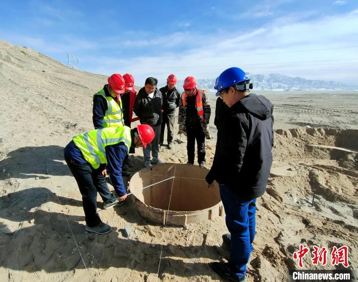 圖為施工人員檢查樁基護筒中心位置?！⒁婧?攝