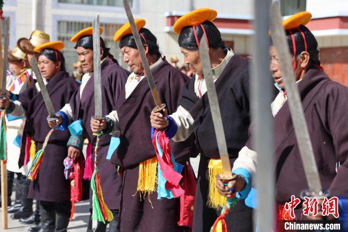 圖為藝人們手持藏刀表演加麻百·甲江?！愔闈扇?攝