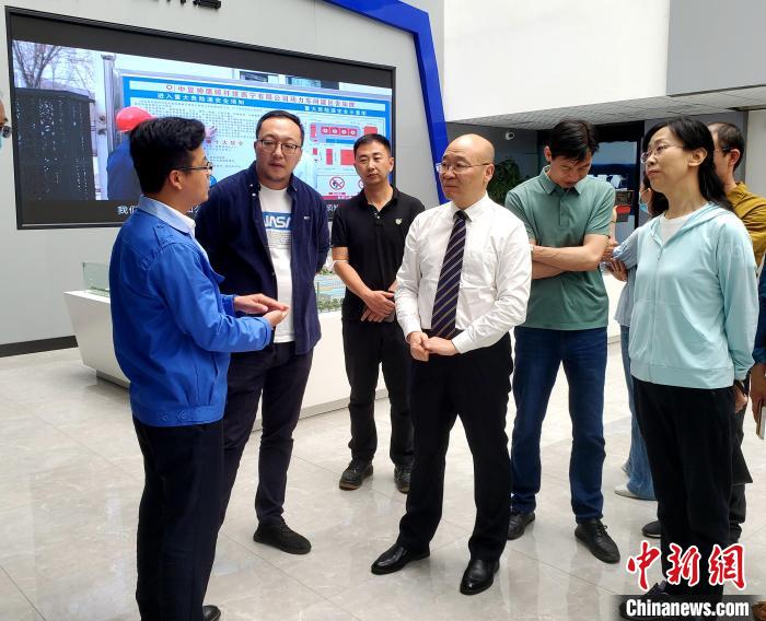 圖為全國政協(xié)委員、農(nóng)工黨青海省委主委王昆(中)在企業(yè)調(diào)研?！」鶟M福 供圖