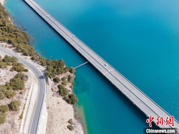 圖為西藏林拉高等級公路多布湖段風光?！〗w波 攝