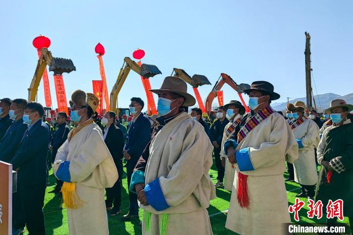 各方代表參加集中開復(fù)工儀式?！∧岈斪扛?攝