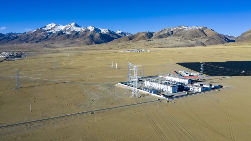 位于海拔4700多米的阿里聯(lián)網(wǎng)工程霍爾變電站。