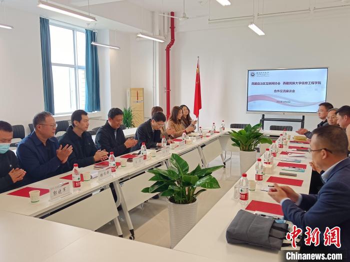 圖為座談會(huì)議現(xiàn)場?！「裆?攝