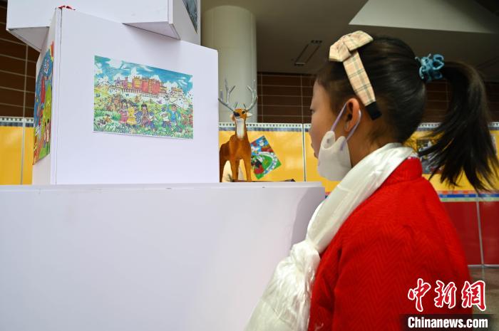 圖為學(xué)生參觀繪畫展?！≮w朗 攝