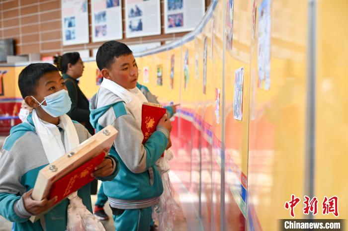 圖為學(xué)生參觀繪畫展?！≮w朗 攝