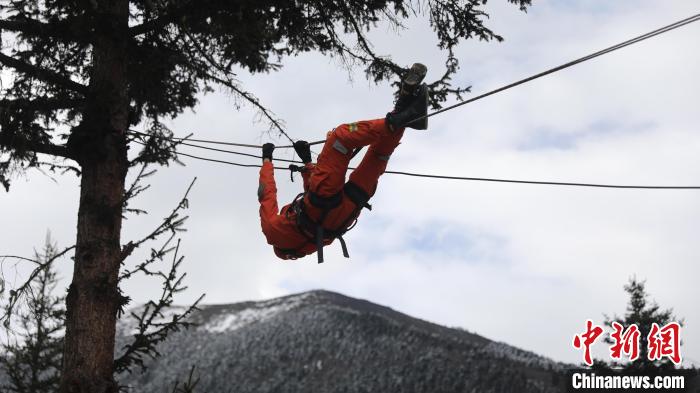 正在進行橫渡訓(xùn)練?！∥骼@拉翁 攝