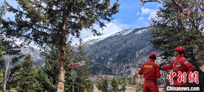 正在進行斜向救援?！∥骼@拉翁 攝