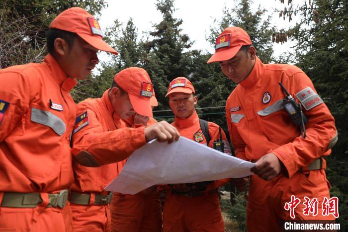 指戰(zhàn)員正在進行地形勘察?！∥骼@拉翁 攝