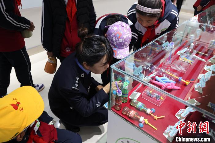 圖為亞?wèn)|邊檢站民警為駐地小學(xué)生開展禁毒教育。　胡利媛 攝