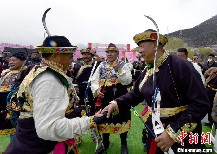3月28日，選手射中靶心后慶祝?！±盍?攝
