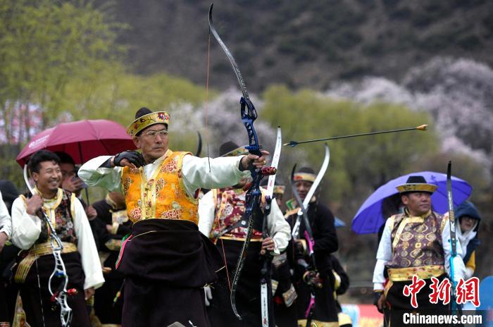 3月28日，選手參加響箭比賽。　李林 攝