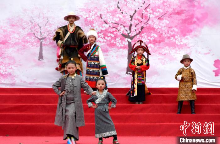 3月28日，西藏林芝第二十屆桃花旅游文化節(jié)開幕式上的文藝表演?！±盍?攝