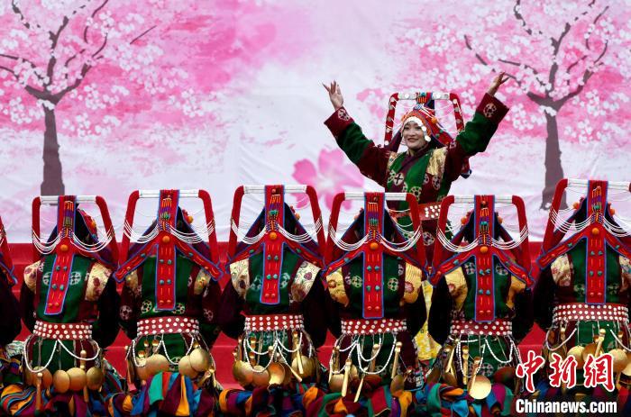 3月28日，西藏林芝第二十屆桃花旅游文化節(jié)開幕式上的文藝表演。　李林 攝