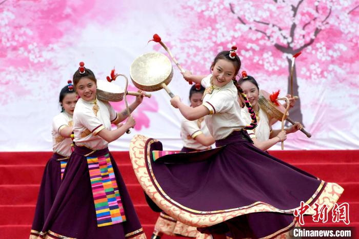 3月28日，西藏林芝第二十屆桃花旅游文化節(jié)開幕式上的文藝表演?！±盍?攝