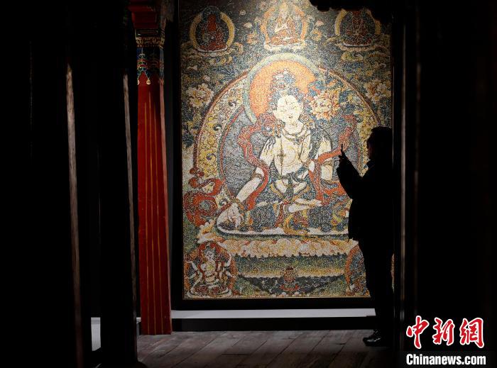 3月31日，觀眾欣賞展覽中的作品?！±盍?攝