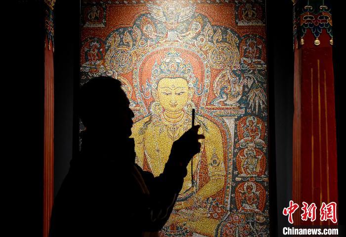 3月31日，觀眾欣賞展覽中的作品?！±盍?攝