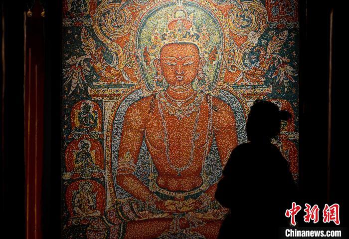 3月31日，觀眾欣賞展覽中的作品?！±盍?攝