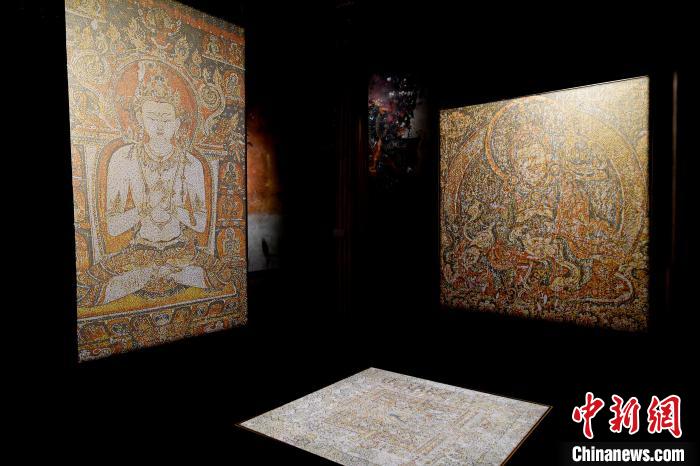 3月31日，觀眾欣賞展覽中的作品?！±盍?攝