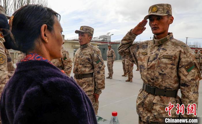圖為列兵扎西加央向母親敬禮?！詵| 攝