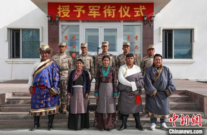 圖為列兵代表與親人合影留念。　劉曉東 攝