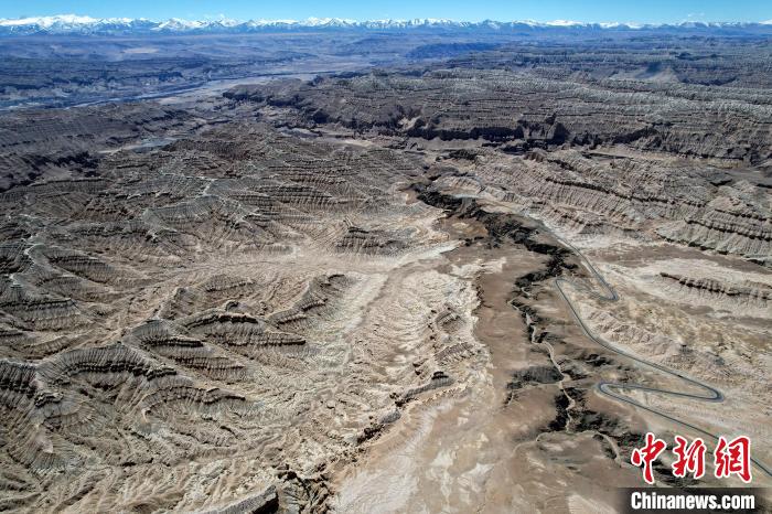 4月5日，西藏阿里札達(dá)土林。(無(wú)人機(jī)照片) 李林 攝