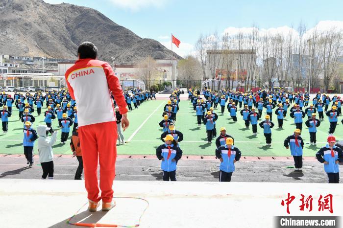 圖為學(xué)生在跳繩教練齊景龍的指導(dǎo)下做準(zhǔn)備運(yùn)動(dòng)?！∝暩聛?lái)松 攝