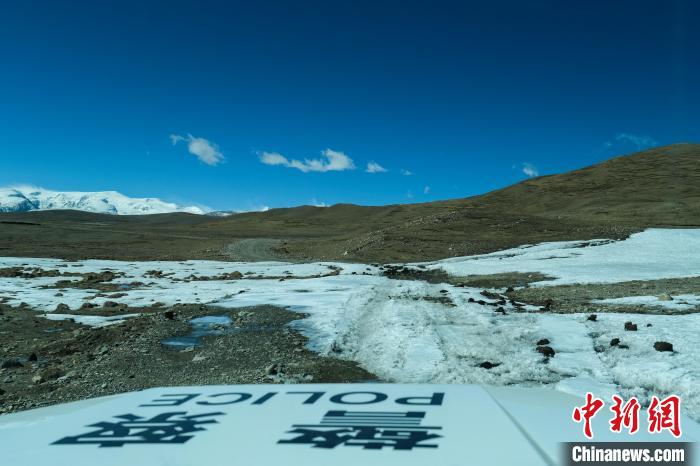 4月5日，普瑪江塘邊境派出所巡邏車通過冰河路段?！〗w波 攝