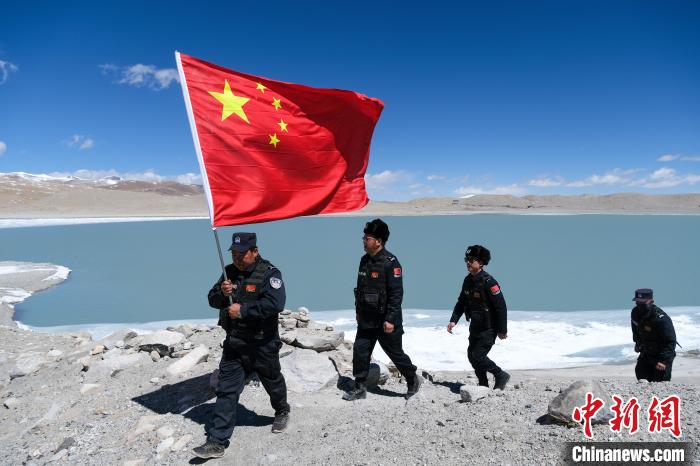 4月5日，普瑪江塘邊境派出所民輔警進(jìn)行邊境巡邏?！〗w波 攝