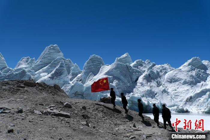 4月5日，普瑪江塘邊境派出所民輔警巡邏至四零冰川附近。　江飛波 攝
