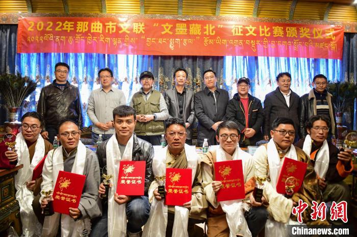 圖為獲獎(jiǎng)人員合影留念?！∝暩聛?lái)松 攝