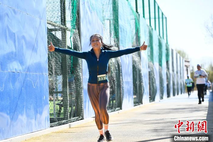 圖為5公里歡樂跑現(xiàn)場。　貢嘎來松 攝