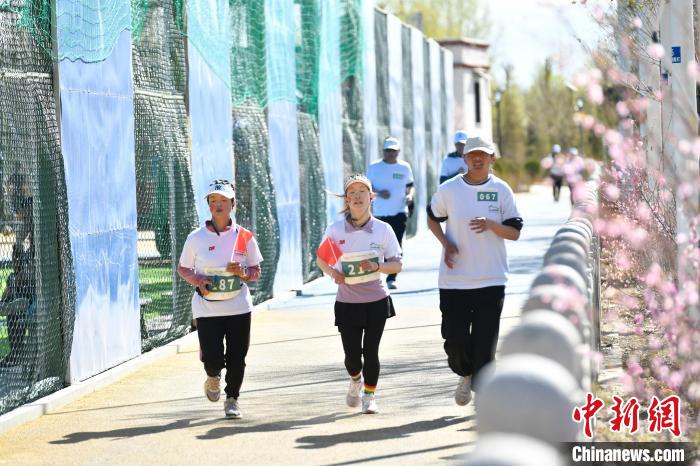 圖為5公里歡樂跑現(xiàn)場?！∝暩聛硭?攝