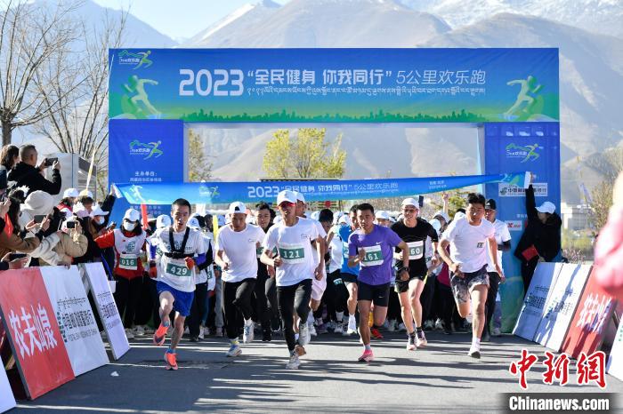 圖為5公里歡樂跑現(xiàn)場?！∝暩聛硭?攝